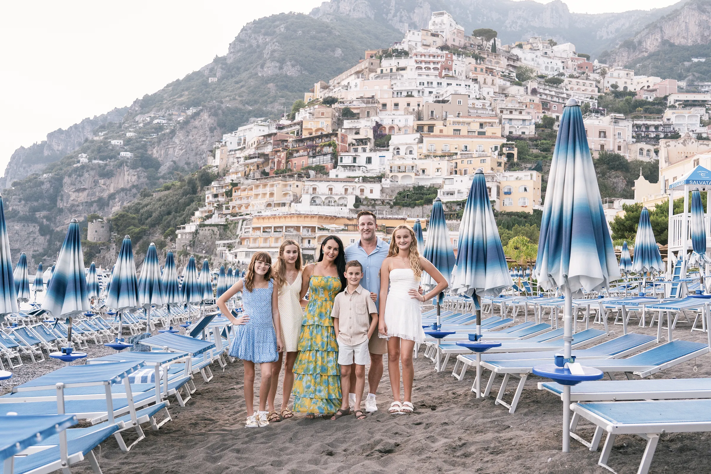 Family photoshoot in Positano on the Amalfi Coast with colorful houses in the background